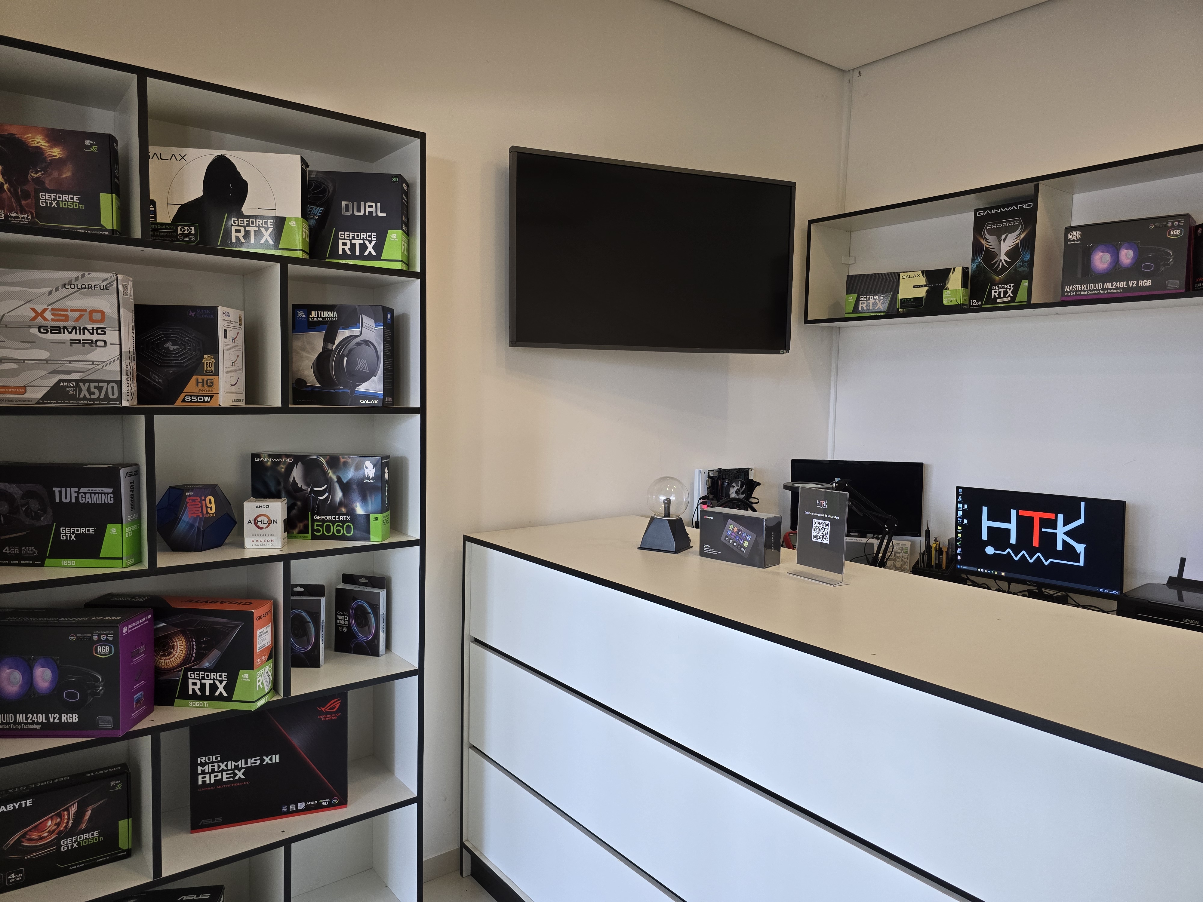 Loja Harteck - Interior com produtos e atendimento