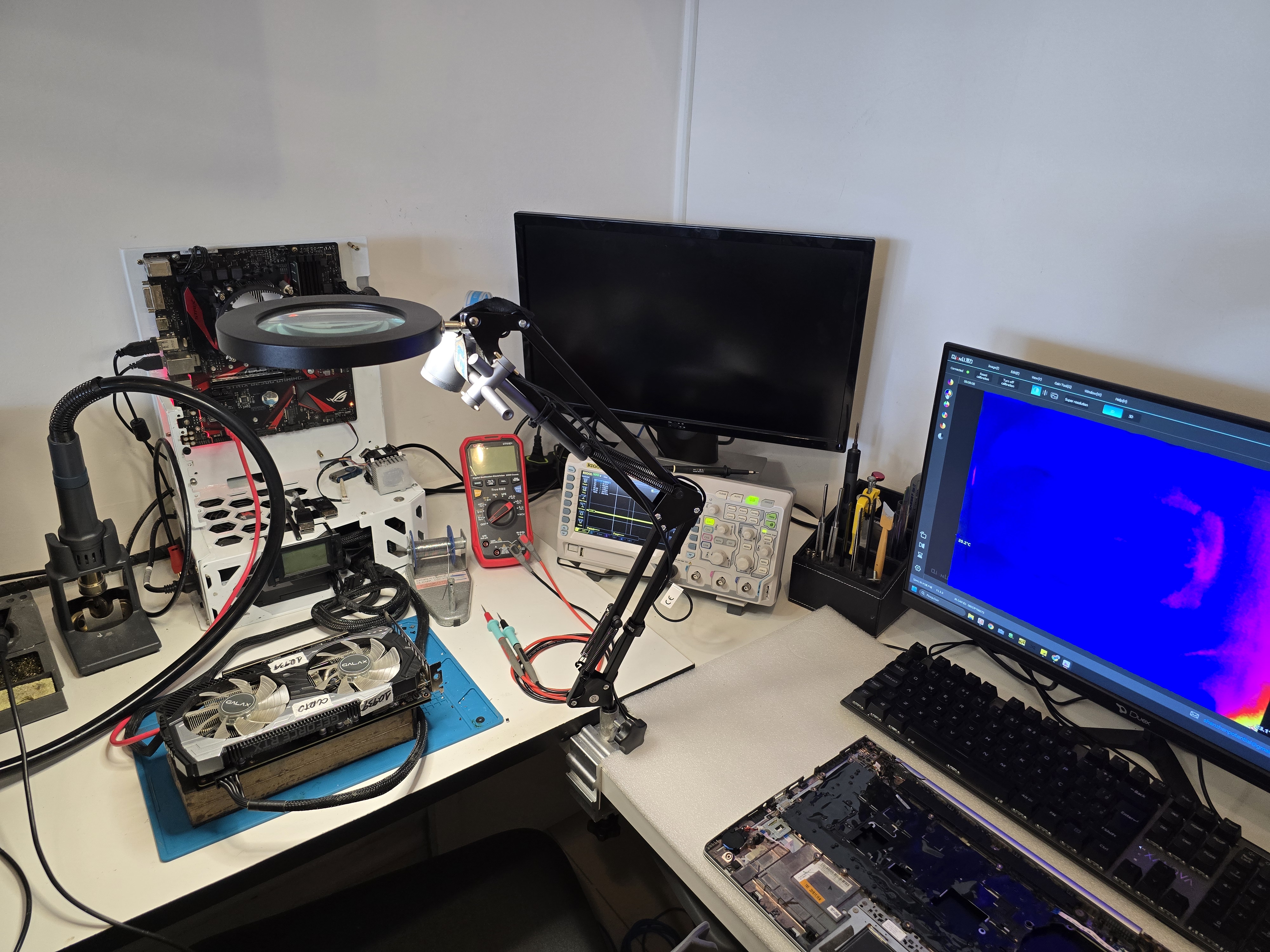 Bancada técnica profissional com equipamentos especializados