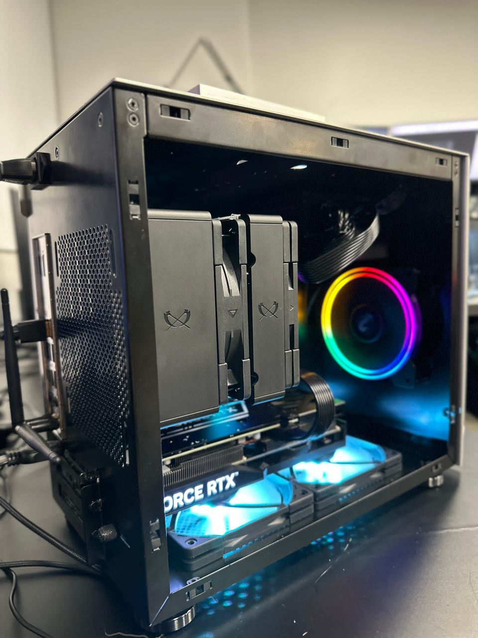 PC Gamer compacto com iluminação RGB