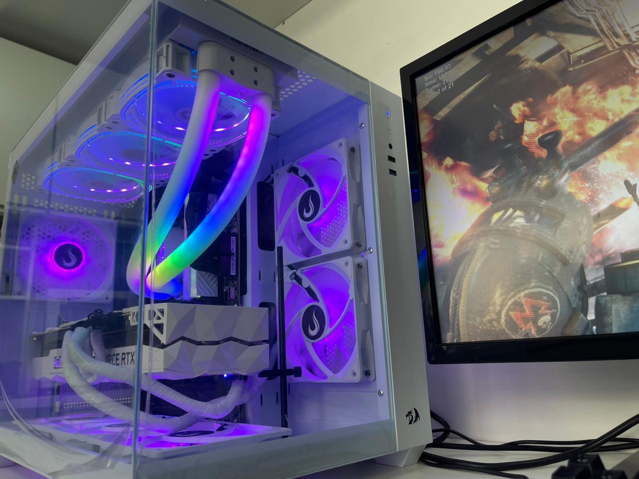 PC Gamer branco com RGB roxo